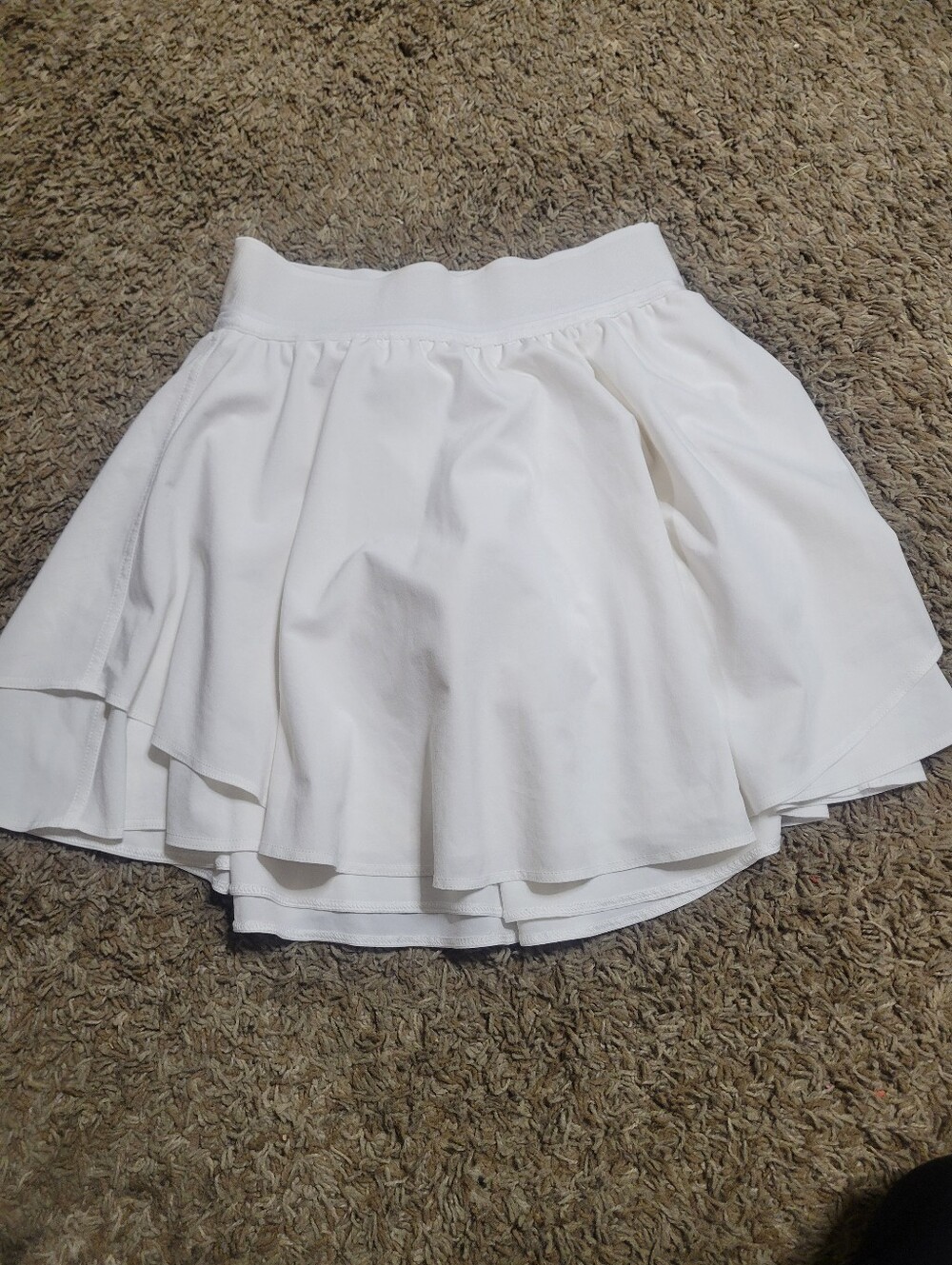 Lululemon Court Rival HR Skirt White Size 0 Luxtreme. has small spot